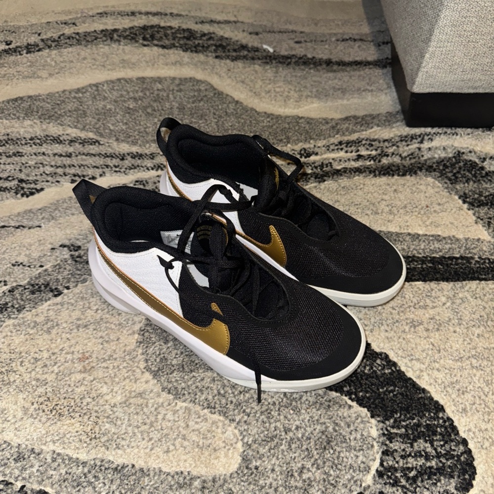 Nike Youth Team Hustle D 10 Basketball Shoes CW6735-002 Black Gold White Sz 6Y